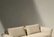 Daniela Ferro assina sofá Antônio, homenagem ao pai dos fundadores da marca - 1