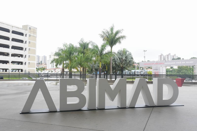 Funcionais e decorativos, os carrinhos-bar estão de volta - ABIMAD 2 Funcionais e decorativos, os carrinhos-bar estão de volta - ABIMAD 2