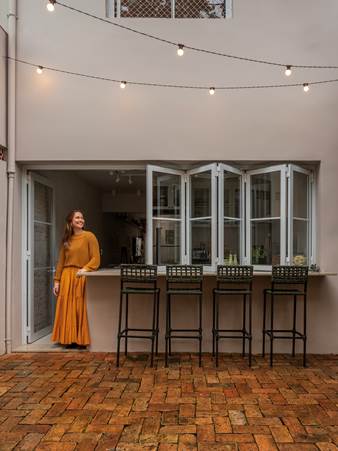 Janela camarão: entenda como ela pode ampliar espaços e integrar ambientes  - AMOROSO