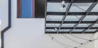 Janela camarão: entenda como ela pode ampliar espaços e integrar ambientes  - AMOROSO3