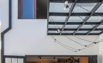 Janela camarão: entenda como ela pode ampliar espaços e integrar ambientes  - AMOROSO3