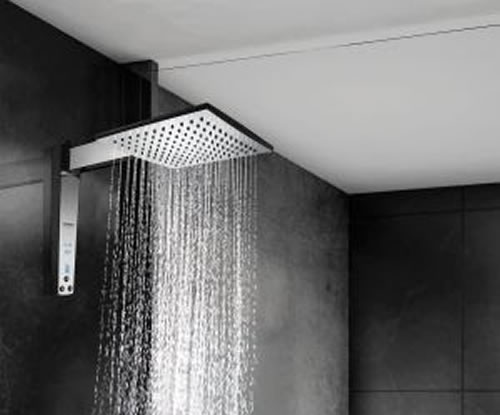 O chuveiro Acqua Century Digital possibilita controlar a temperatura da água e indica o tempo do banho - CHUVEIRO