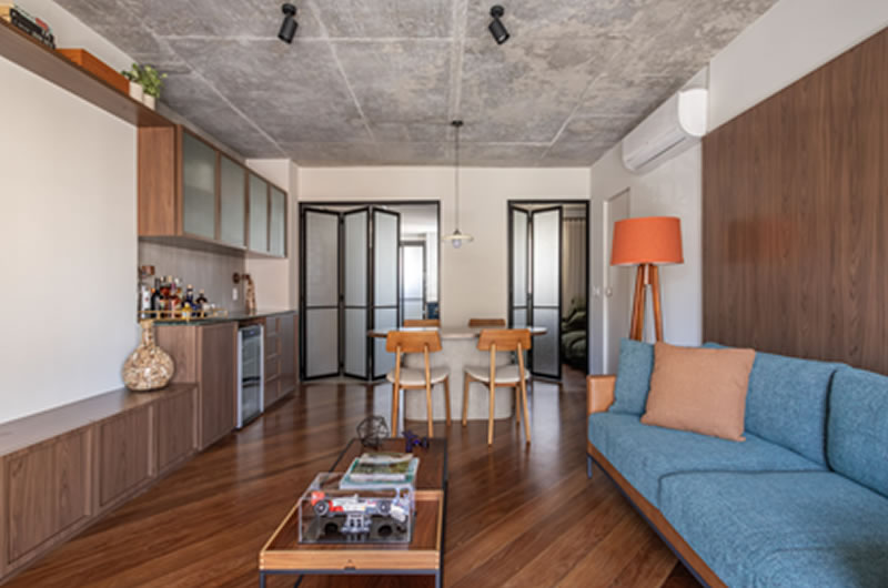 Desapego à planta tradicional transforma apartamento em refúgio integrado - Desapego