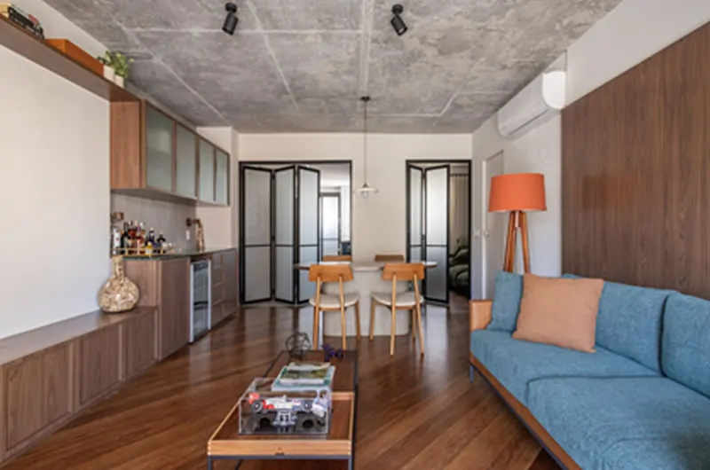 Desapego à planta tradicional transforma apartamento em refúgio integrado - Desapego