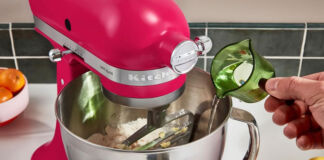 Para atrair os olhos e o paladar: KitchenAid aposta na cor Hibiscus para 2023 - HIBISCUS