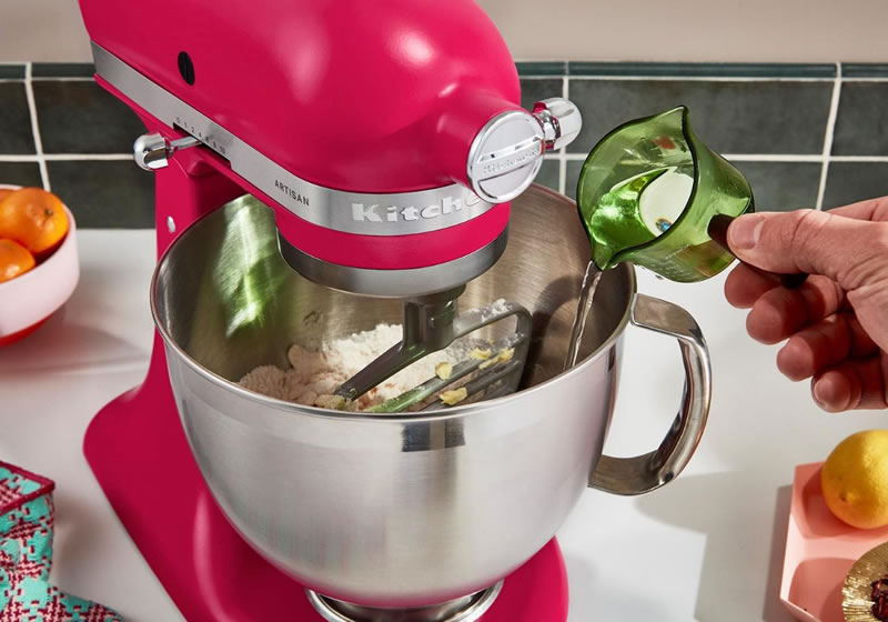 Para atrair os olhos e o paladar: KitchenAid aposta na cor Hibiscus para 2023 - HIBISCUS