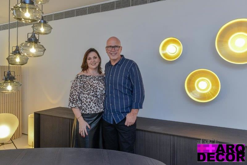 Jader Almeida recebe convidados na inauguração do showroom em Campinas - JADER