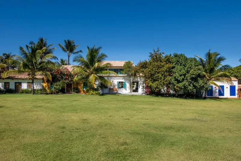 Casa recebe mobiliário e materiais produzidos por artesões locais em Trancoso - OKA