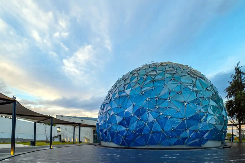 Mais de 1.3 mil peças de vidros compõem a cúpula do Planetário de Jalisco Lunaria - PLANETARIO