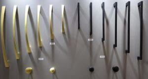 Puxadores: minimalismo e ferragens discretas ganham espaço na marcenaria contemporânea - PUXADORES