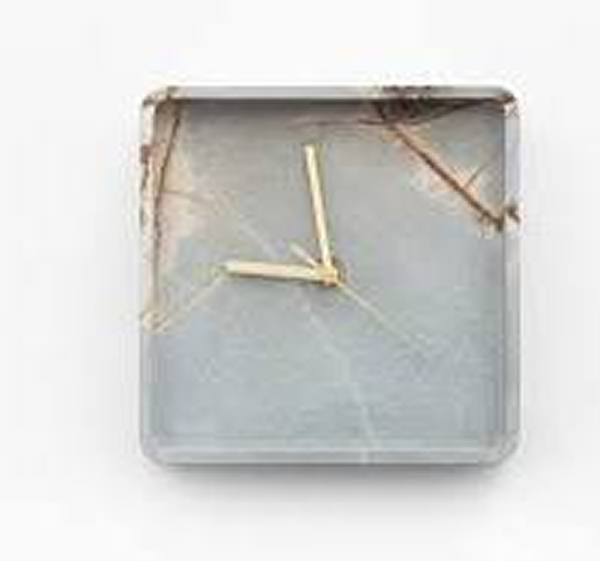 Estudiobola apresenta o tempo esculpido em mármore no relógio Plaza - RELOGIO