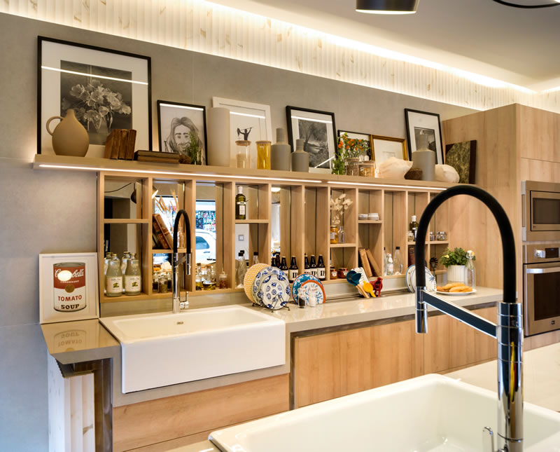 Cozinhas pequenas ganham praticidade com torneiras multifunções - TORNEIRADECA