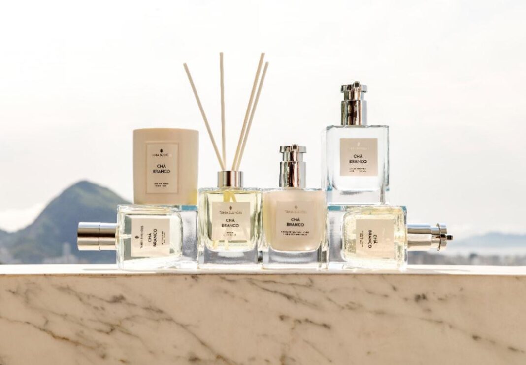 Tania Bulhões lança nova fragrância para a linha de Perfumaria para Casa - Tania Bulhoes lanca nova fragrancia para a linha de Perfumaria para Casa e reformula identidade visual Copy 1068x740 1