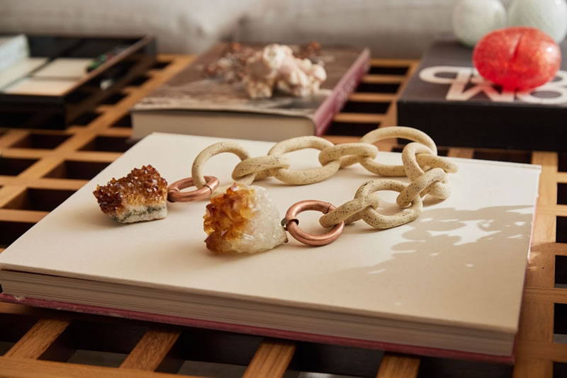 Joalheria lança coleção em parceria com Ong que capacita artesãos ceramistas - batalha