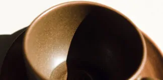 Carnan apresenta sua mais recente coleção em parceria com Noni Cerâmicas - capa caneca
