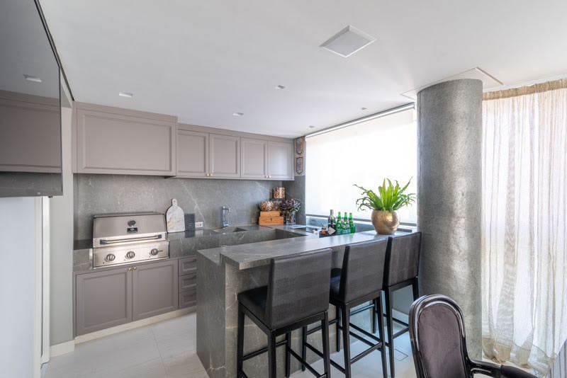 Varanda gourmet integrada amplia espaço de convivência - florense