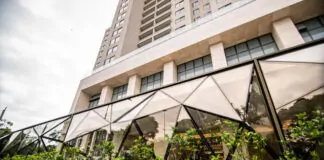 Muro com vidro SunGuard Âmbar valoriza design de residencial - guardian1