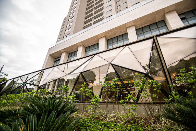 Muro com vidro SunGuard Âmbar valoriza design de residencial - guardian1