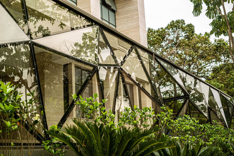 Muro com vidro SunGuard Âmbar valoriza design de residencial - guardian4