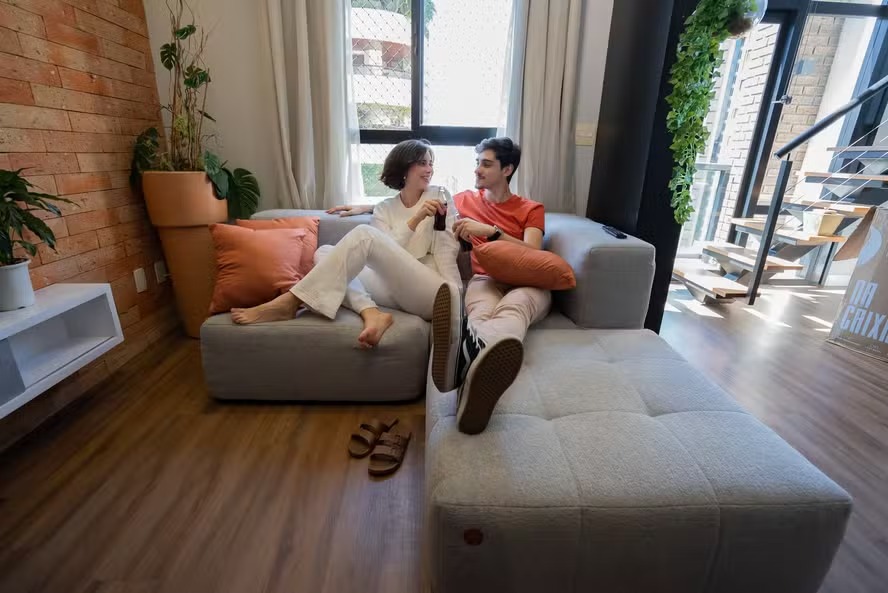 Os 5 estilos de sofá que ajudam a economizar espaço em apartamentos pequenos - sofa 1