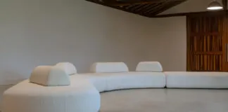 Sofá ‘Simples Assim’, com módulos inteligentes, está alinhado às principais tendências do design moveleiro  Com profundidades duplas e encostos móveis, o sofá oferec - sofa