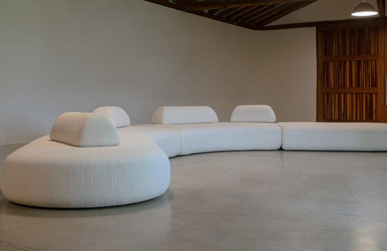 Sofá ‘Simples Assim’, com módulos inteligentes, está alinhado às principais tendências do design moveleiro  Com profundidades duplas e encostos móveis, o sofá oferec - sofa